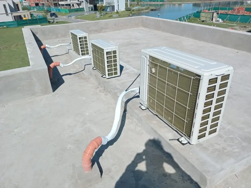 Unidades exteriores de aire acondicionado instaladas en fachada