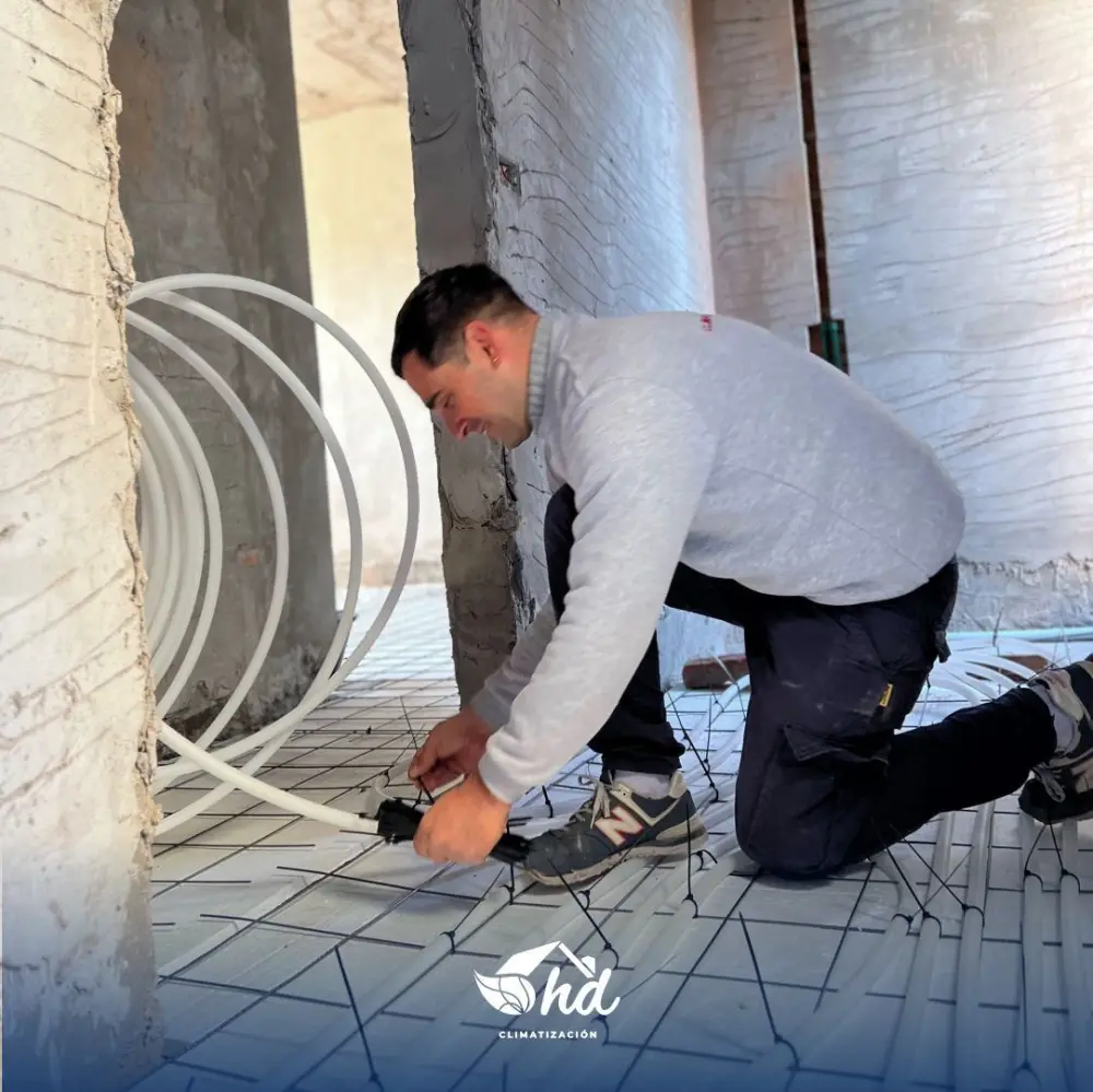 Técnico de Climatización HD conectando los colectores del piso radiante