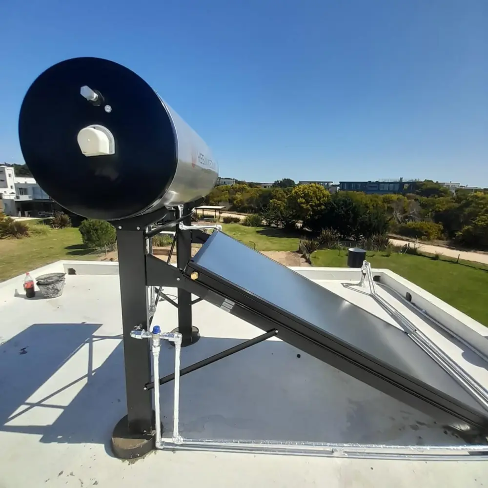 Colectores solares sobre un techo en la Costa Atlántica